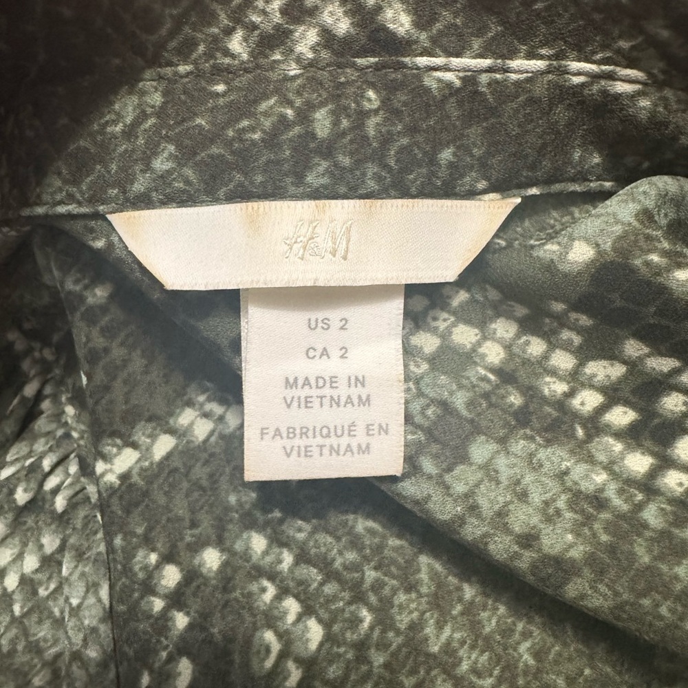 47. H&M Snakeskin Green Patterned Button-Up Shirt Size 2 - Picture 7 of 9
